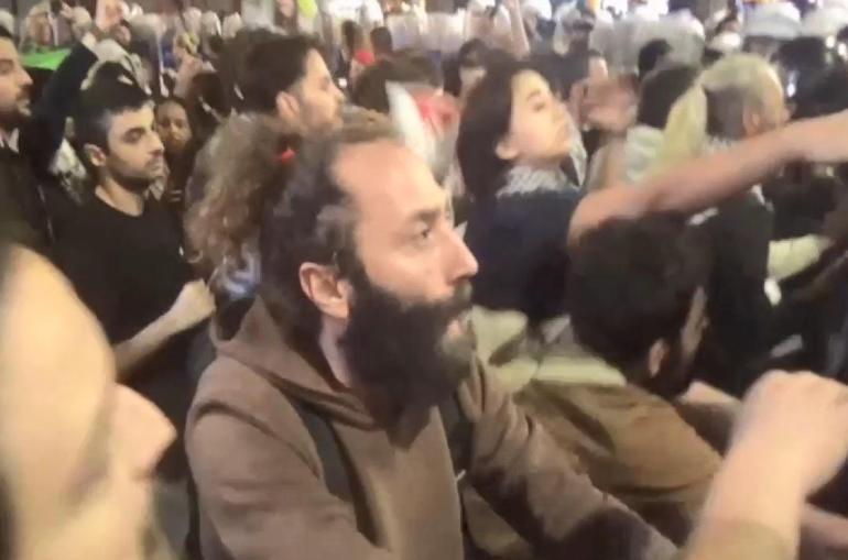 Beyoğlu'nda müsaadesiz yürüyüş arbedesi: 14 polis yaralandı,18 gözaltı 2 beyoglunda musaadesiz yuruyus arbedesi 14 polis yaralandi18 gozalti 0 ZKfWyhOv