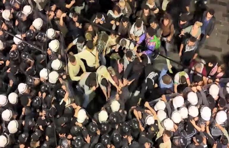 Beyoğlu'nda müsaadesiz yürüyüş arbedesi: 14 polis yaralandı,18 gözaltı 3 beyoglunda musaadesiz yuruyus arbedesi 14 polis yaralandi18 gozalti 1 eTXOTAP6