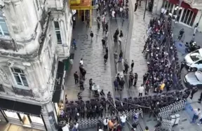 beyoglunda musaadesiz yuruyus arbedesi 14 polis yaralandi18 gozalti kKaNYKUY