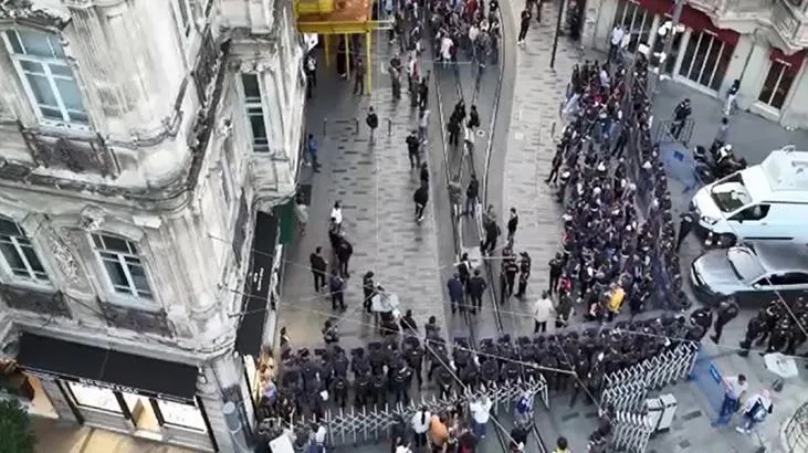 Beyoğlu'nda müsaadesiz yürüyüş arbedesi: 14 polis yaralandı,18 gözaltı 1 beyoglunda musaadesiz yuruyus arbedesi 14 polis yaralandi18 gozalti kKaNYKUY jpg