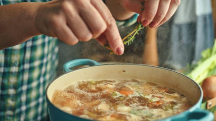 Bilmeden yapılan 'baharat' hatası!Tadını, rengini, kıvamını etkiliyor, işin sırrı serviste 5 bilmeden yapilan baharat hatasitadini rengini kivamini etkiliyor isin sirri serviste 3