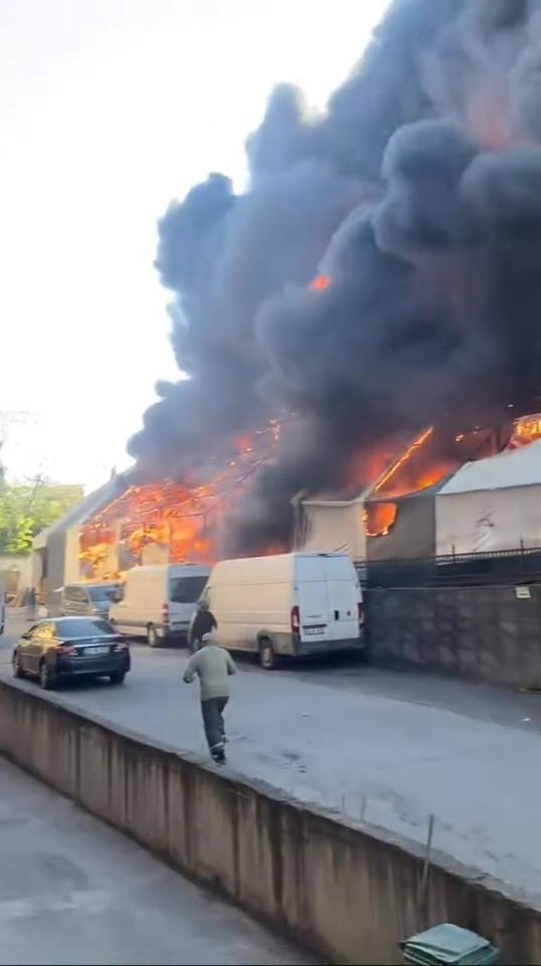 istanbulda korkutan yangin hali alandan kumas deposuna sicradi 1 U1Z8hJPK