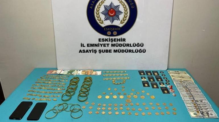 Kendilerini savcı ve polis olarak tanıtıp girdikleri konutlardan 3 milyon lira çaldılar 3 kendilerini savci ve polis olarak tanitip girdikleri konutlardan 3 milyon lira caldilar 1 n5WYXrzt