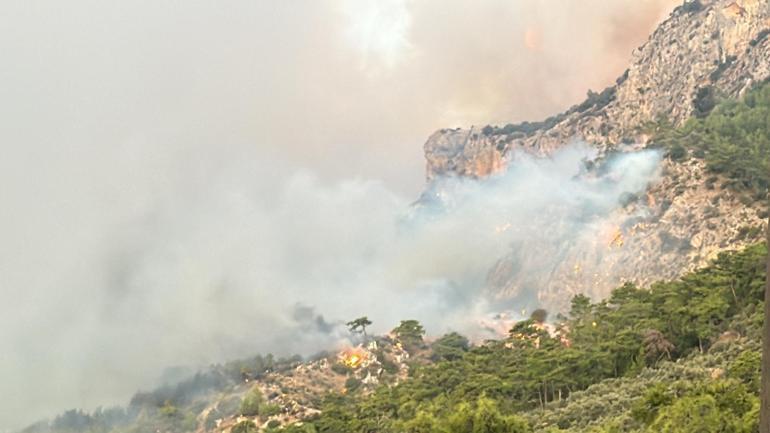 Muğla yanıyor! 3 bölgede alevlerle çabada 12 saat geride kaldı 2 mugla yaniyor 3 bolgede alevlerle cabada 12 saat geride kaldi 0