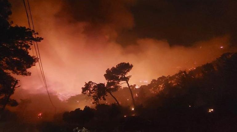 Muğla yanıyor! 3 bölgede alevlerle çabada 12 saat geride kaldı 4 mugla yaniyor 3 bolgede alevlerle cabada 12 saat geride kaldi 2 zJmsZQYE