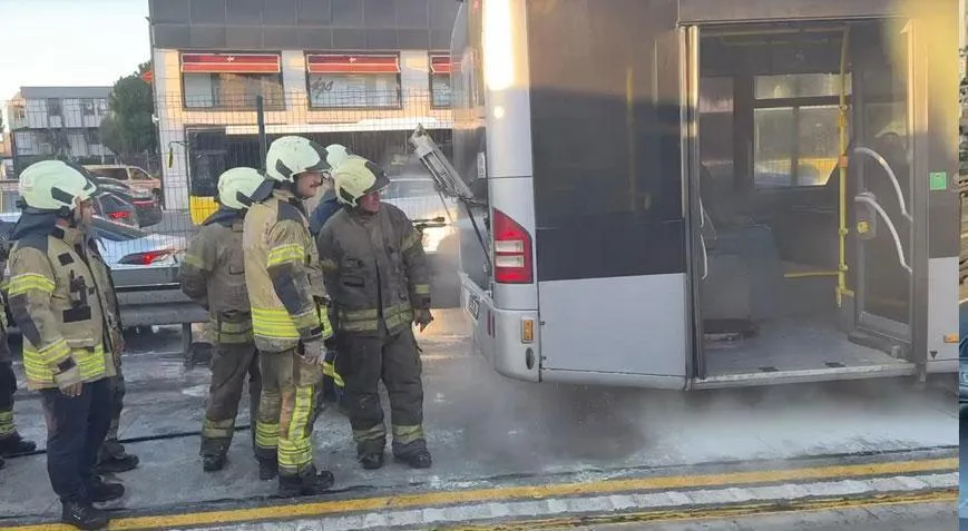 son dakika avcilarda metrobuste yangin yolcular tahliye edildi Wf6Yiim7 jpg