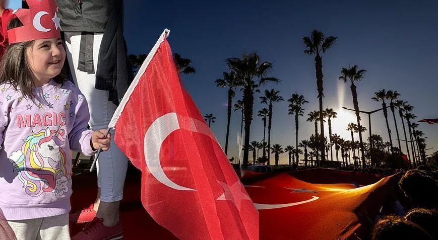 81 vilayetten Cumhuriyet coşkusu!101 metrelik Türk bayrağı ile yürüdüler 1 81 vilayetten cumhuriyet coskusu101 metrelik turk bayragi ile yuruduler