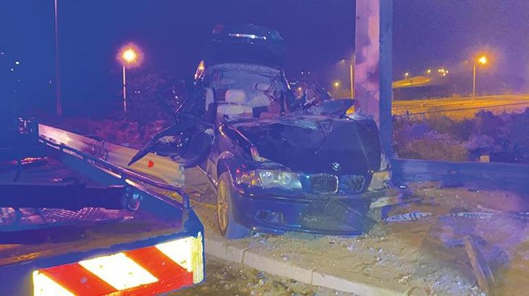 Ankara'da direğe çarpan araba tanınmaz hale geldi: 4 meyyit, 1 yaralı 2 ankarada direge carpan araba taninmaz hale geldi 4 meyyit 1 yarali 0 YhC3OGiD