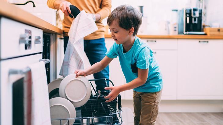 cocugu hayata hazirliyor ev islerine istirakte cinsiyet ayrimi yapilmamali 0 B8RpK4gd