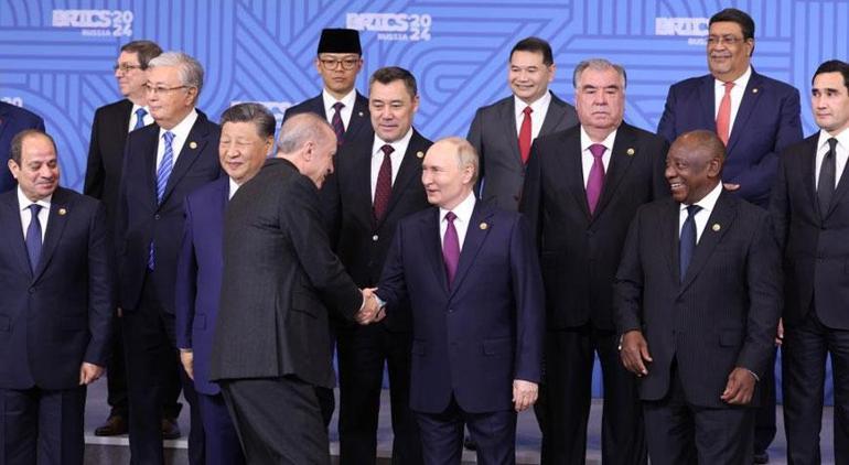 Erdoğan, BRICS Başkanlar Zirvesi’nde aile fotoğrafı çekimine katıldı 2 erdogan brics baskanlar zirvesinde aile fotografi cekimine katildi 0 GAFe3df5