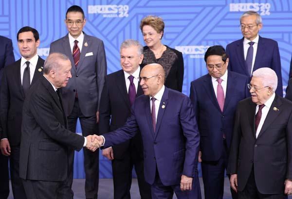 Erdoğan, BRICS Başkanlar Zirvesi’nde aile fotoğrafı çekimine katıldı 8 erdogan brics baskanlar zirvesinde aile fotografi cekimine katildi 6