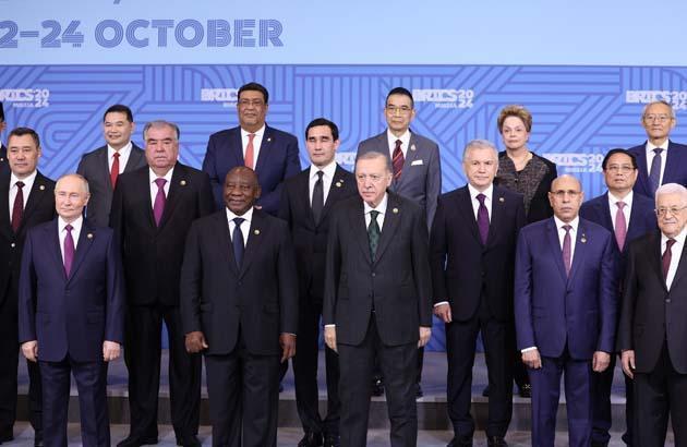 Erdoğan, BRICS Başkanlar Zirvesi’nde aile fotoğrafı çekimine katıldı 9 erdogan brics baskanlar zirvesinde aile fotografi cekimine katildi 7 rCZhQZjV