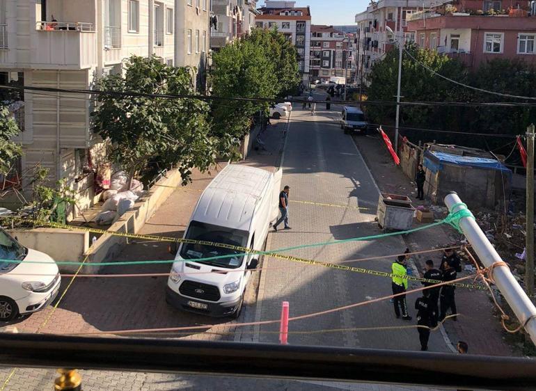 Esenyurt’taki feci olayın manzaraları ortaya çıktı! Oynayan çocuğu ezdi, kendini aracı kilitleyip intihar etti 2 esenyurttaki feci olayin manzaralari ortaya cikti oynayan cocugu ezdi kendini araci kilitleyip intihar etti KuUYn3eC