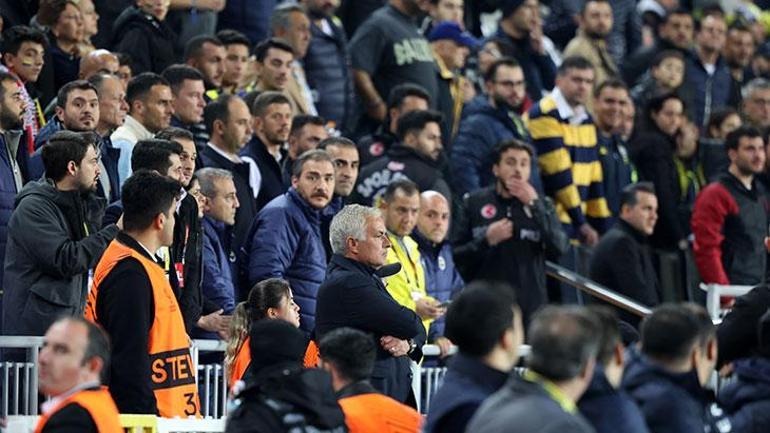 Fenerbahçe'nin kaçırdığı gole Mourinho inanamadı! Hakemden kırmızı kart gördü 4 fenerbahcenin kacirdigi gole mourinho inanamadi hakemden kirmizi kart gordu 2 vyts4hrk