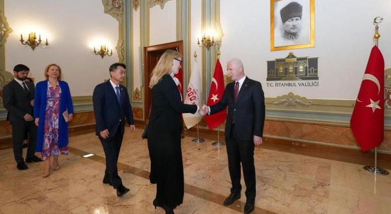 İstanbul Valisi Gül, Cumhuriyet Bayramı tebriklerini kabul etti 2 istanbul valisi gul cumhuriyet bayrami tebriklerini kabul etti 0 R1FYUIsW