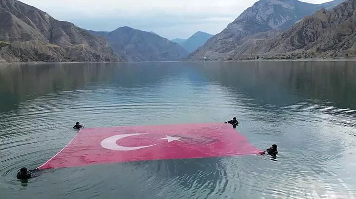 Jandarma SAK timlerinden Cumhuriyet'in 101. yıl dönümünde şov 1 jandarma sak timlerinden cumhuriyetin 101 yil donumunde sov rz1PyegY jpg
