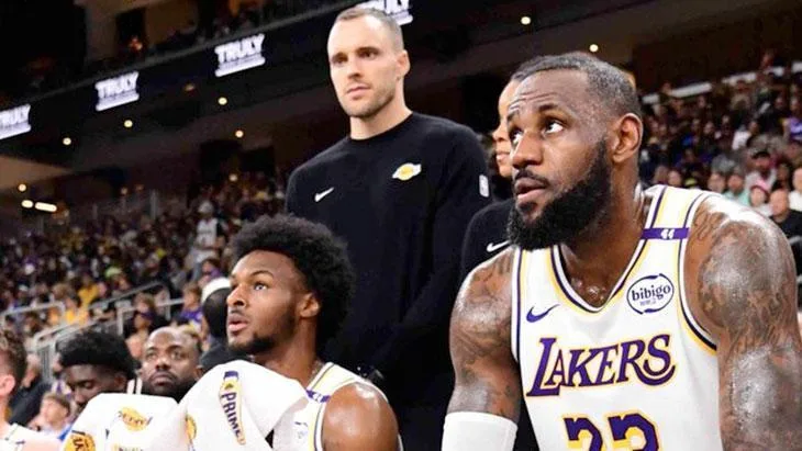 lebron jamesten triple double lakers 3te 3 yapti RGumCf6z jpg