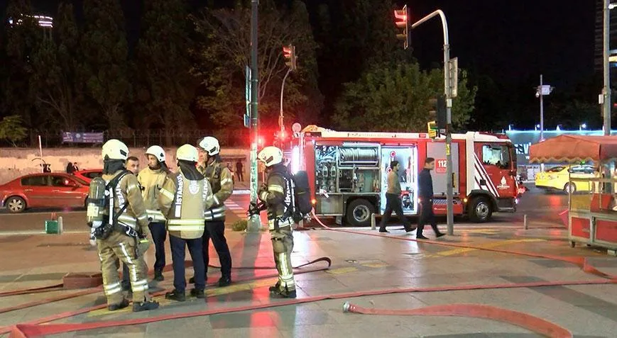 Mecidiyeköy metro istasyonunda yangın paniği! 1 kişi dumandan etkilendi 1 mecidiyekoy metro istasyonunda yangin panigi 1 kisi dumandan etkilendi uw4rXYBB jpg