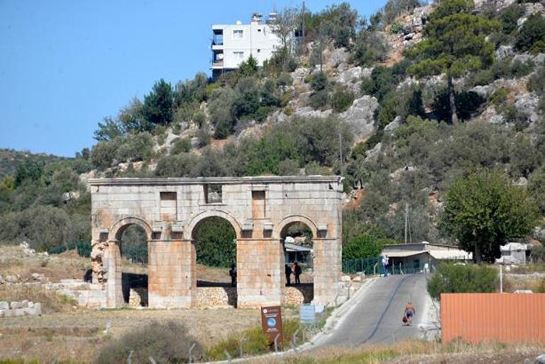 pataraya inek tehdidi antik kent icerisindeki yuruyus yollarina ziyan veriyor 3 HIhlCCzH