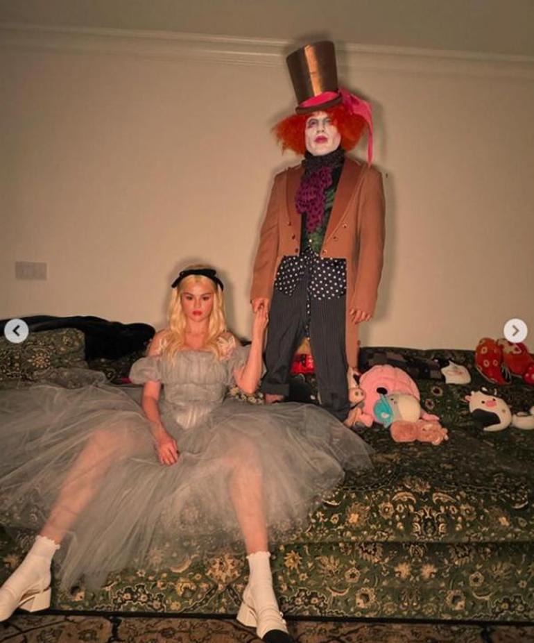 Selena Gomez ve Benny Blanco'nun Cadılar Bayramı kostümü! 'Seni tanıyamadım 2 selena gomez ve benny blanconun cadilar bayrami kostumu seni taniyamadim 0 ktgmmQsb