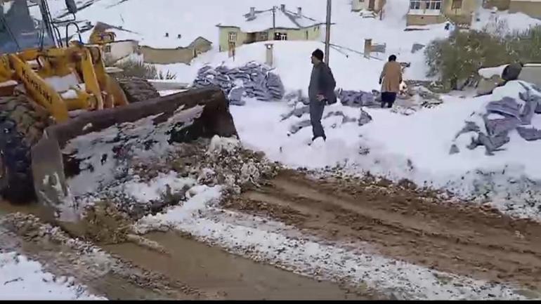 Tek katlı okul binası gömüldü! Kentte karla gayret ekim ayında başladı 4 tek katli okul binasi gomuldu kentte karla gayret ekim ayinda basladi 2 uQ9eaNW9