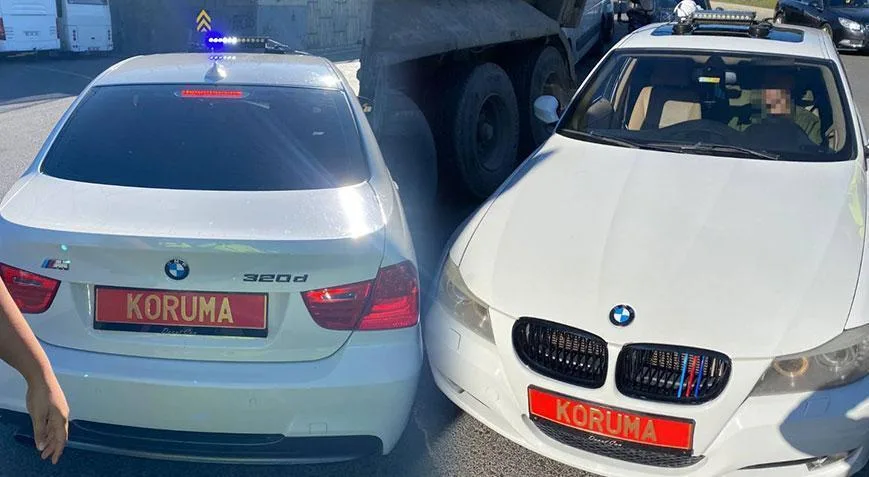 Yer: İstanbul! Çakarlı lüks araçtan uydurma polis çıktı 1 yer istanbul cakarli luks aractan uydurma polis cikti GYIt1cMc jpg