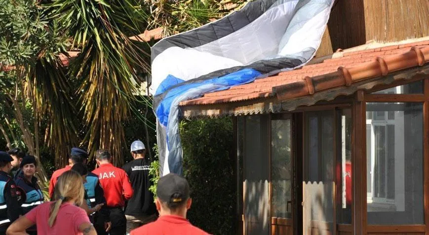 Yer: Muğla! İsviçreli paraşütçü, karakol binasının çatısına düştü 1 yer mugla isvicreli parasutcu karakol binasinin catisina dustu qsS8r1B9 jpg