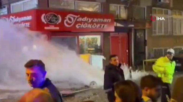 Kadıköy'de su şebekesi patladı! Fışkıran su metrelerce yükseldi! 5 katlı bina tahliye edildi 2 kadikoyde su sebekesi patladi fiskiran su metrelerce yukseldi 5 katli bina tahliye edildi 0 ycnweu9C