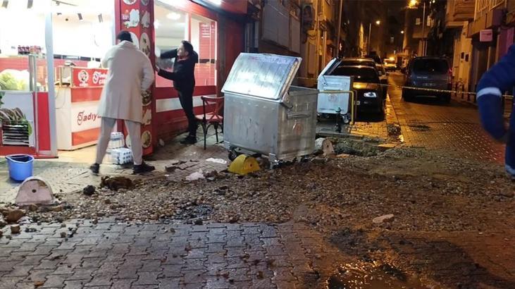 Kadıköy'de su şebekesi patladı! Fışkıran su metrelerce yükseldi! 5 katlı bina tahliye edildi 1 kadikoyde su sebekesi patladi fiskiran su metrelerce yukseldi 5 katli bina tahliye edildi YPVUeAya