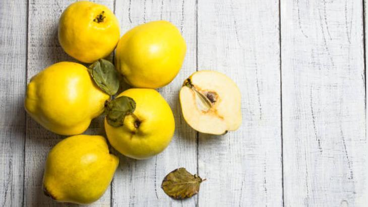 Ayvayı hep yanlış yemişiz! Tahta kaşık, tuz ve limonla boğazdan akıp gidiyor 6 ayvayi hep yanlis yemisiz tahta kasik tuz ve limonla bogazdan akip gidiyor 4
