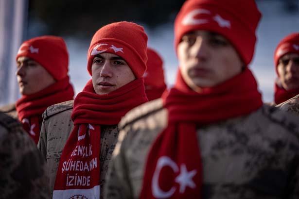 Birçok vilayetten ve ülkeden akın ettiler! Dondurucu soğuğa karşın binlerce kişi katıldı 12 bircok vilayetten ve ulkeden akin ettiler dondurucu soguga karsin binlerce kisi katildi 10 JryiS9lE