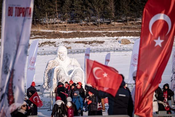 Birçok vilayetten ve ülkeden akın ettiler! Dondurucu soğuğa karşın binlerce kişi katıldı 5 bircok vilayetten ve ulkeden akin ettiler dondurucu soguga karsin binlerce kisi katildi 3 sdddsQNW