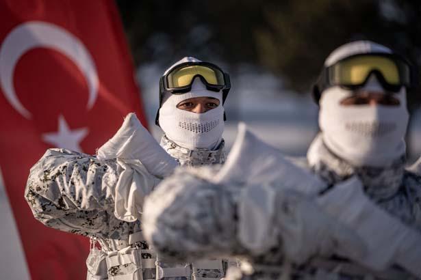 Birçok vilayetten ve ülkeden akın ettiler! Dondurucu soğuğa karşın binlerce kişi katıldı 6 bircok vilayetten ve ulkeden akin ettiler dondurucu soguga karsin binlerce kisi katildi 4 SH3pnSHK