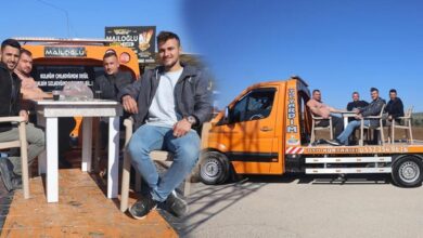 cekicide bu sefer otomobil yok masa ve sandalye koyup kenti gezdiler MvNNaTpe