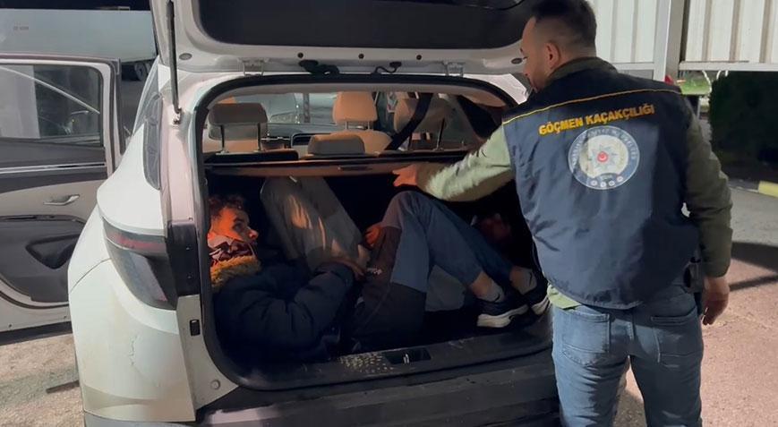 Durdurulan aracın bagajında kaçak göçmenler çıktı