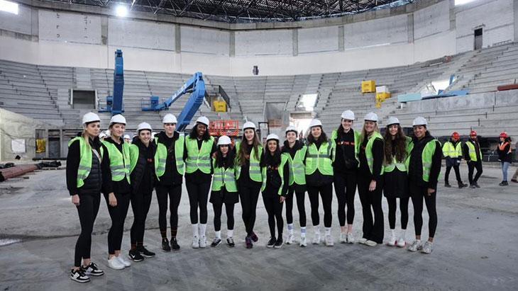 eczacibasinda voleybolcular yeni salon insaatini gezdi