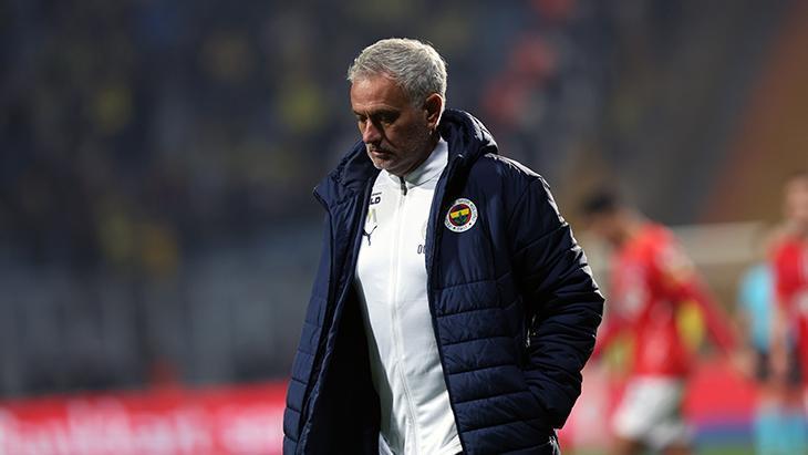 Fenerbahçe'de Jose Mourinho'dan öğrencilerine özel tebrik! 1 fenerbahcede jose mourinhodan ogrencilerine ozel tebrik LWePviRt
