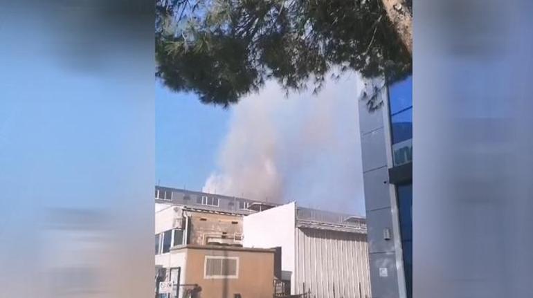 İnegöl'de, fabrikanın güneş panelleriyle döşeli çatısında yangın çıktı 2 inegolde fabrikanin gunes panelleriyle doseli catisinda yangin cikti 0 kbRkPqgz