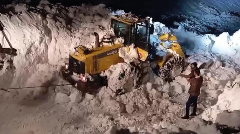 İş makinesi çalışırken üzerine çığ üştü: O anlar anbean kaydedildi 2 is makinesi calisirken uzerine cig ustu o anlar anbean kaydedildi 0 VaHlDYkf