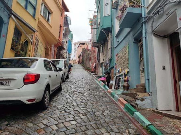 İstanbul’da feci kaza kameraya yansıdı! Yokuştan kayan araç bayan ezdi 4 istanbulda feci kaza kameraya yansidi yokustan kayan arac bayan ezdi 2 QXCZgek4