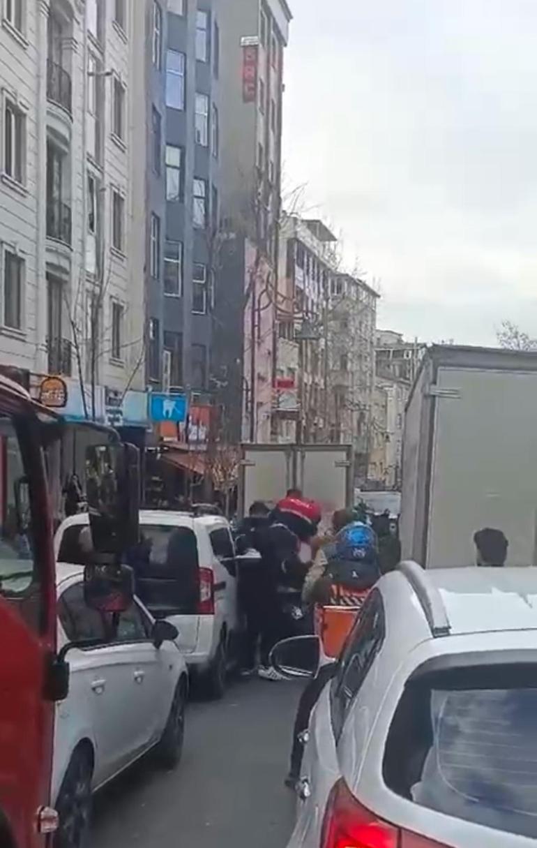 istanbulda trafikte kavga evvel zipladi sonra yumruk atti 1