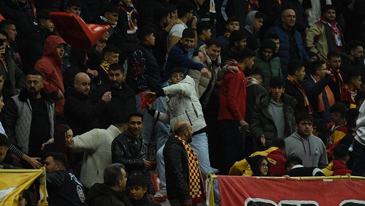 Kayserispor-Galatasaray maçında olaylara karışan 10 taraftar gözaltında 1 kayserispor galatasaray macinda olaylara karisan 10 taraftar gozaltinda GAU6aIMj