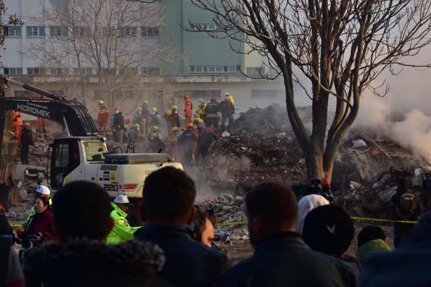 konyada coken binanin enkazi gunun birinci isiklariyla goruntulendi 2 kisi araniyor 4 gozalti 7 fySuArXM