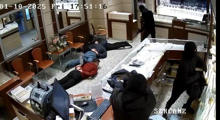 Kuyumcuda kar maskeli silahlı soygun! 2 çanta dolusu altınla kaçtılar 2 kuyumcuda kar maskeli silahli soygun 2 canta dolusu altinla kactilar 0