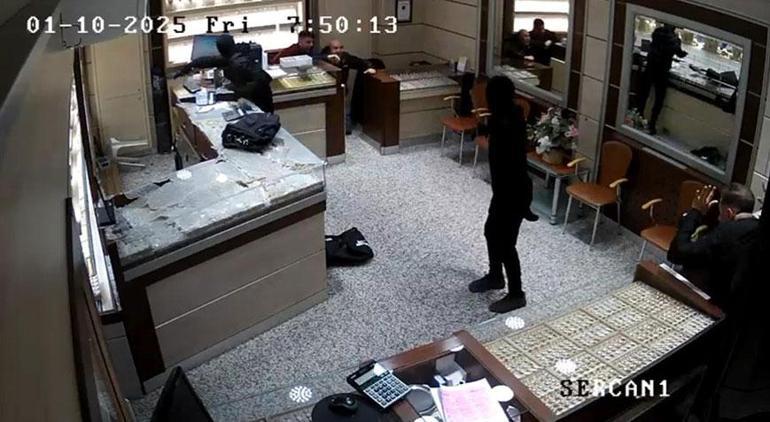 Kuyumcuda kar maskeli silahlı soygun! 2 çanta dolusu altınla kaçtılar 3 kuyumcuda kar maskeli silahli soygun 2 canta dolusu altinla kactilar 1