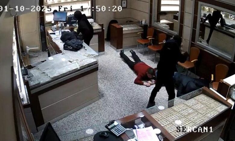 Kuyumcuda kar maskeli silahlı soygun! 2 çanta dolusu altınla kaçtılar 1 kuyumcuda kar maskeli silahli soygun 2 canta dolusu altinla kactilar 4dn11ndP