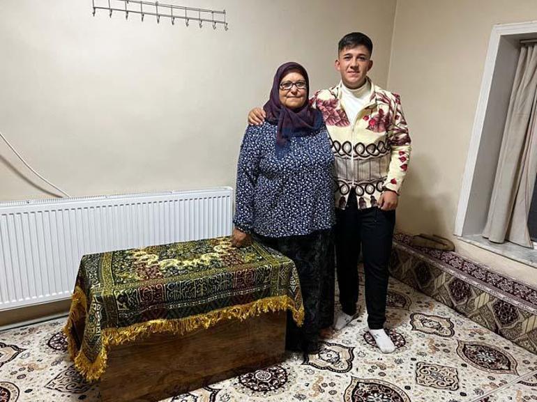 Sandıktan çıkan 50 yıllık perde, gömlek oldu! Tek günde milyonlara ulaştı: 'Beklemiyordum' 2 sandiktan cikan 50 yillik perde gomlek oldu tek gunde milyonlara ulasti beklemiyordum 0 SPPFTEDA