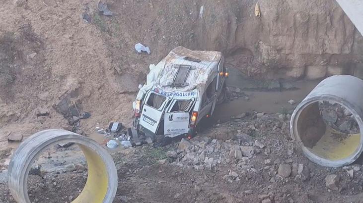 son dakika tuzlada servis minibusu sarampole yuvarlandi cok sayida yarali var hVXu5rwM