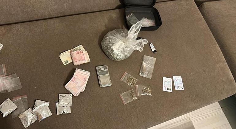 Taksiyle uyuşturucu ticareti tezi: Taksici panik butonuna bastı, 6 kişi yakalandı 2 taksiyle uyusturucu ticareti tezi taksici panik butonuna basti 6 kisi yakalandi 0