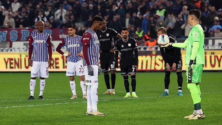 Trabzon'da değişik anlar! Uğurcan Çakır penaltıyı kullanmak istedi, Şenol Güneş müsaade vermedi 8 trabzonda degisik anlar ugurcan cakir penaltiyi kullanmak istedi senol gunes musaade vermedi 6 89y9LP1f